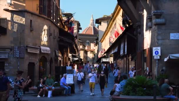 フィレンツェ イタリア 2020年7月 観光客が買い物に行き イタリアのフィレンツェで旧橋 Ponte Vecchio を歩く トスカーナ地方 ヨーロッパ — ストック動画