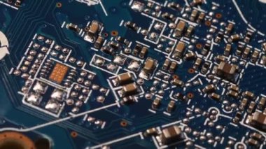 Mavi elektronik devre kartı. yakın plan.