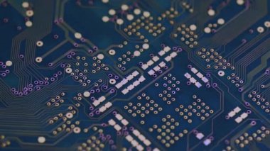 Mavi elektronik devre kartı. yakın plan.