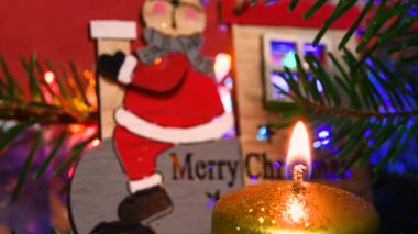 Köknar dalında turuncu mum bulunan tahta Xmas Dekorasyonu. Noel atmosferi. zoom kamera hareketi. 4K UHD Video.