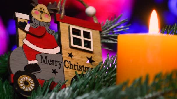 Arderea Lumânării Decorațiuni Crăciun Creveți Brad Verde Bokeh Lumini Atmosfera — Videoclip de stoc