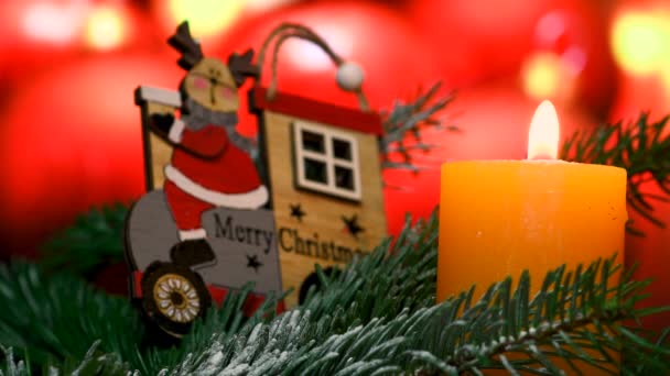 緑のモミやライトのボケのクリスマスの装飾小枝とキャンドルを燃やす クリスマスの雰囲気 Uhdビデオ — ストック動画