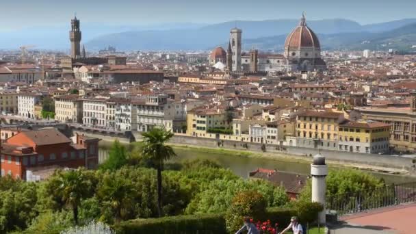 Florenz Mai 2020 Touristen Bewundern Auf Der Terrasse Des Piazzale — Stockvideo