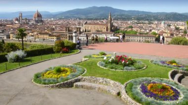 Floransa, Mayıs 2020: Floransa 'daki Piazzale Michelangelo terasında Coronavirüs' e karşı maskeli turistler tarafından korunan turistler rahatlayın ve Santa Maria del Fiore Katedrali 'ne hayran olun. İtalya