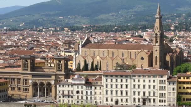 フィレンツェ 2020年5月 コロナウイルスからマスクで保護された観光客 フィレンツェのPiazzaleミケランジェロのテラスでは 聖十字架の美しい大聖堂を賞賛 イタリア — ストック動画