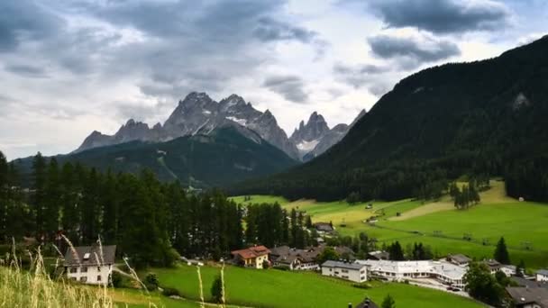 Wunderschöne Landschaft Bei Sexten Fischleintal Mit Der Dolomitengruppe Zwlferkofel Hintergrund — Stockvideo