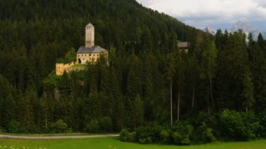 Monguelfo, Temmuz 2019: Val Pusteria 'daki Monguelfo Kalesi. Güney Tyrol, Bolzano. İtalya. Zaman aşımı, 4K UHD Video. Kamera hareketi.