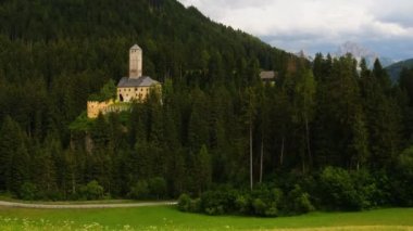 Monguelfo, Temmuz 2019: Val Pusteria 'daki Monguelfo Kalesi. Güney Tyrol, Bolzano. İtalya. Zaman aşımı, 4K UHD Video. Kamera hareketini ayarla.
