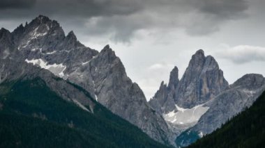 Güney Tyrol 'daki Sexten Dolomitleri' nde Cima Dodici veya Zwlferkofel dolomitic gruptan Timelapse. İtalya.