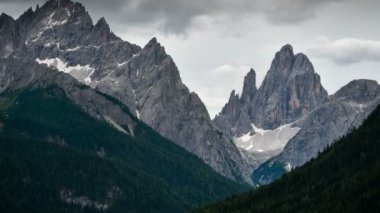 Güney Tyrol 'daki Sexten Dolomitleri' nde Cima Dodici veya Zwlferkofel dolomitic gruptan Timelapse. İtalya. eğik kamera hareketi.