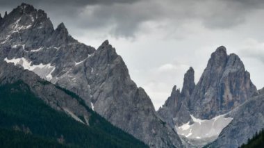 Güney Tyrol 'daki Sexten Dolomitleri' nde Cima Dodici veya Zwlferkofel dolomitic gruptan Timelapse. İtalya. durağan kamera