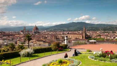 Floransa, Mayıs 2020: Santa Maria del Fiore Katedrali ile Floransa 'nın ufuk çizgisi ve Piazzale Michelangelo' dan görülen Kutsal Haç Bazilikası. Zaman ayarlı. İtalya