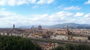 Floransa şehri İtalya 'daki Piazzale Michelangelo' dan görüldü. Zaman ayarlı. pan kamera hareketi.