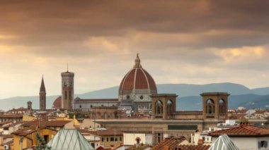 Sunset 'teki Santa Maria del Fiore Katedrali. Floransa, İtalya. Zaman ayarlı. durağan kamera.