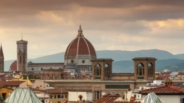 Sunset 'teki Santa Maria del Fiore Katedrali. Floransa, İtalya. Zaman ayarlı. pan kamera hareketi.
