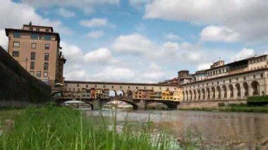 2 Eylül 2018: İtalya 'da Floransa. Güneşli bir günde Ponte Vecchio. İtalya, Floransa 'daki Arno Nehri üzerindeki ünlü ortaçağ köprüsü. Zaman Ayarı 4K UHD Video.