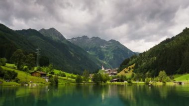 Güney Tyrol, İtalya 'daki Lappago Gölü' ndeki güzel alp manzarası. Zaman aşımı, 4K UHD Video. pan kamera hareketi.