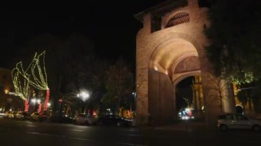 Floransa, Aralık 2019: Piazza della Libert 'teki Porta San Gallo, Floransa' nın tarihi merkezinin etrafındaki caddelerde trafik akınıyla aydınlandı. Zaman ayarlı. İtalya