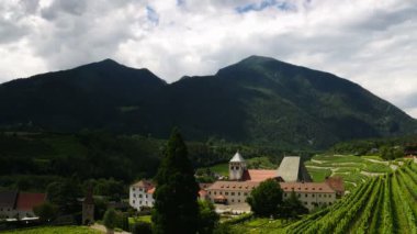 Güney Tyrol 'daki yeşil şarap bağlarıyla çevrili Novacella Manastırı' nın muhteşem manzarası. Bressanone, İtalya. Zaman ayarlı. durağan kamera hareketi.