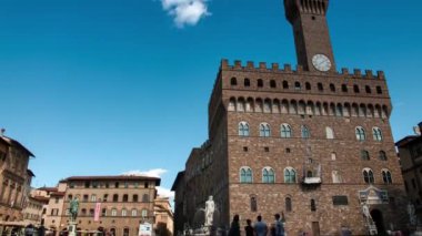 İtalya, Floransa 'daki Palazzo Vecchio veya Palazzo della Signoria' nın Timelapse 'ı. eğik kamera hareketi.