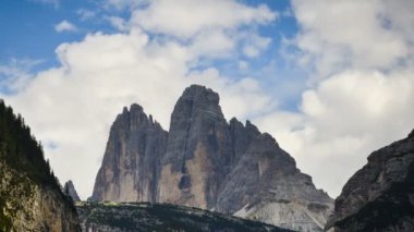 Tre Cime di Lavaredo dağ grubunun güzel manzarası ya da Dobbiaco yakınlarındaki Valle di Landro 'da görülen Drei Zinnen. Seksi Dolomitler, Güney Tyrol, İtalya. Zaman ayarlı. yakınlaştırma kamera hareketi.