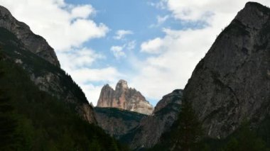 Tre Cime di Lavaredo dağ grubu veya Dobbiaco yakınlarındaki Valle di Landro 'da görülen Drei Zinnen. Seksi Dolomitler, Güney Tyrol, İtalya. Zaman aşımı, 4K UHD Video. pan kamera hareketi.