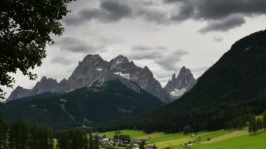 Güney Tyrol 'daki Sexten Dolomitleri' nde Cima Dodici veya Zwlferkofel dolomitic gruptan Timelapse. İtalya. durağan kamera 