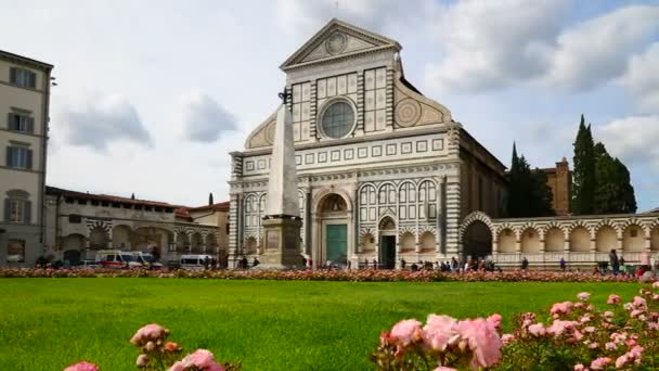 フィレンツェイタリアの観光客とサンタ マリア ノヴェッラの有名な教会 フィレンツェ市内で最も重要なゴシック様式の教会の一つ タイムラプスだ パンカメラの動き — ストック動画