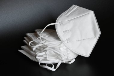 Siyah arka planda beyaz KN95 ya da N95 maskesi 2.5 ve korona virüsü korunması için. Virüsün yayılmasını önlemek ve salgın COVID-19.