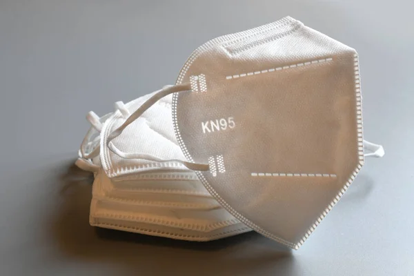 Белый Kn95 N95 Маска Защиты Коронный Вирус Изолированы Сером Фоне — стоковое фото
