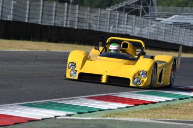 Scarperia, Mugello - 28 Ağustos 2020: Tarihsel sarı prototip Ferrari 333SP İtalya 'daki Ferrari Yarış Günleri sırasında Mugello Pisti' nde faaliyet gösteriyor.