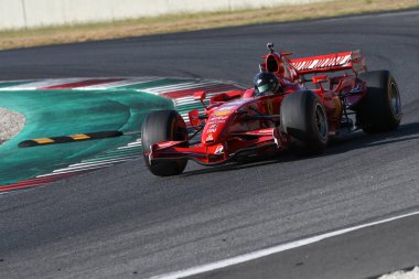 MUGELLO, ITALY - 28 Ağustos 2020: Ferrari F1 2007 ex Kimi Raikkonen, İtalya 'daki Mugello Pisti' nde Ferrari Yarış Günleri sırasında faaliyet gösteriyor.