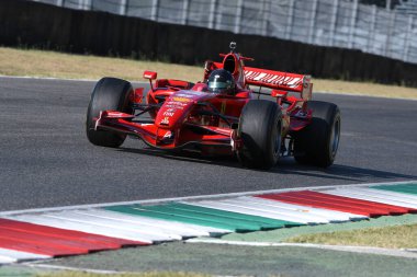 MUGELLO, ITALY - 28 Ağustos 2020: Ferrari F1 2007 ex Kimi Raikkonen, İtalya 'daki Mugello Pisti' nde Ferrari Yarış Günleri sırasında faaliyet gösteriyor.