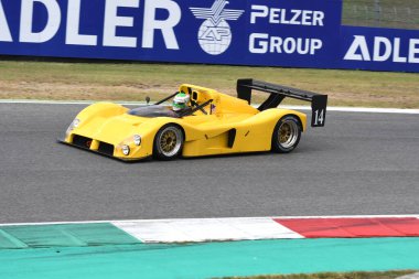 Scarperia, Mugello - 28 Ağustos 2020: Tarihsel sarı prototip Ferrari 333SP İtalya 'daki Ferrari Yarış Günleri sırasında Mugello Pisti' nde faaliyet gösteriyor.