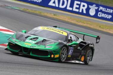 Scarperia, Mugello - 28 Ağustos 2020: Thomas Gostner Ferrari 488 Challenge Evo ile İtalya 'daki Ferrari Yarış Günleri sırasında Mugello Pisti' nde antrenman yapıyor.