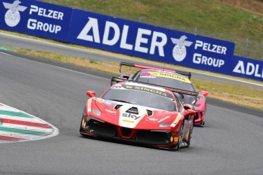 Scarperia, Mugello - 28 Ağustos 2020: Matthias Moser Ferrari 488 Challenge Evo ile İtalya 'daki Ferrari Yarış Günleri sırasında Mugello Pisti' nde antrenman yapıyor.