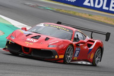 Scarperia, Mugello - 28 Ağustos 2020: Dusan Palcr, Ferrari 488 Challenge Evo ile İtalya 'daki Ferrari Yarış Günleri sırasında Mugello Pisti' nde antrenman yapıyor..