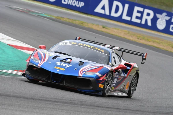 Scarperia, Mugello - 28 Ağustos 2020: Alex Fox Ferrari 488 Challenge Evo ile İtalya 'daki Ferrari Yarış Günleri sırasında Mugello Pisti' nde antrenman yapıyor.