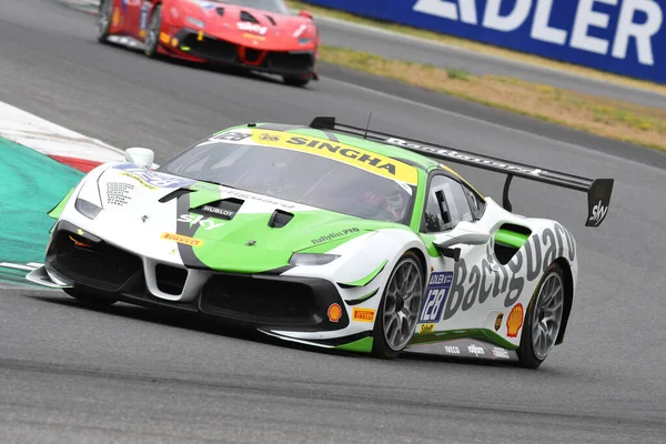 Scarperia, Mugello - 28 Ağustos 2020: Ferrari Yarış Günleri sırasında Mugello Pisti 'nde Ferrari 488 Challenge Evo ile birlikte.
