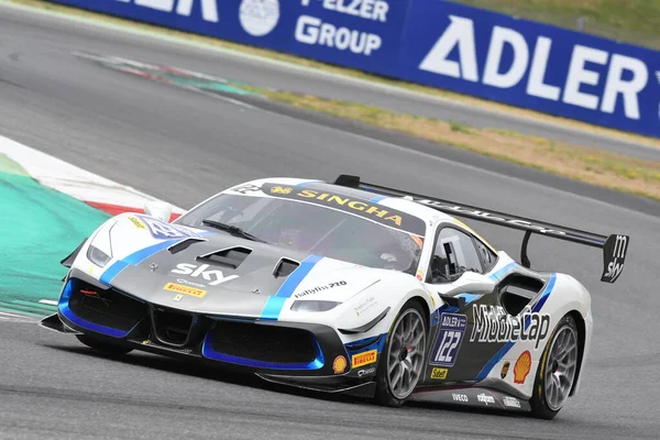 Scarperia, Mugello - 28 Ağustos 2020: Miroslav Viboh, Ferrari 488 Challenge Evo ile İtalya 'daki Ferrari Yarış Günleri sırasında Mugello Pisti' nde antrenman yapıyor..