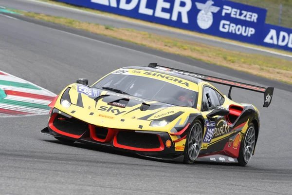 Scarperia, Mugello - 28 Ağustos 2020: Ernst Kirckmayr, Ferrari 488 Challenge Evo ile İtalya 'daki Ferrari Yarış Günleri sırasında Mugello Pisti' nde antrenman yapıyor..