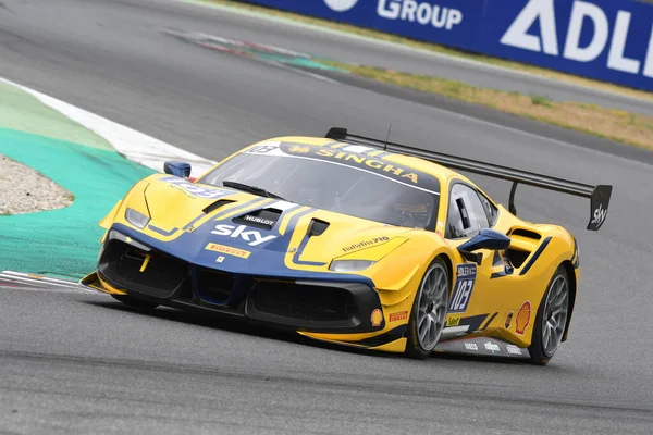 Scarperia, Mugello - 28 Ağustos 2020: Boris Gideon, Ferrari 488 Challenge Evo ile İtalya 'daki Ferrari Yarış Günleri sırasında Mugello Pisti' nde antrenman yapıyor..