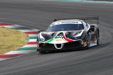 Scarperia, Mugello - 28 Ağustos 2020: Frederik Paulsen, Ferrari Yarış Günleri sırasında Mugello Pisti 'nde Ferrari 488 Challenge Evo ile birlikte.
