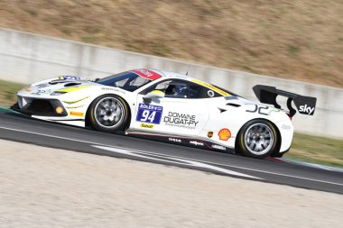 Scarperia, Mugello - 28 Ağustos 2020: John Wartique Ferrari 488 Challenge Evo ile İtalya 'daki Ferrari Yarış Günleri sırasında Mugello Pisti' nde antrenman yapıyor..