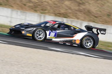 Scarperia, Mugello - 28 Ağustos 2020: Florian Merckx Ferrari 488 Challenge Evo ile İtalya 'daki Ferrari Yarış Günleri sırasında Mugello Pisti' nde antrenman yapıyor.