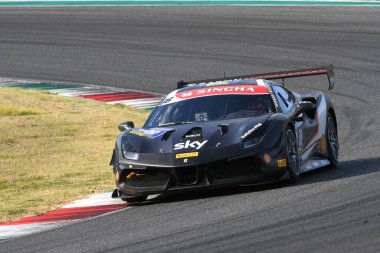 Scarperia, Mugello - 28 Ağustos 2020: Florian Merckx Ferrari 488 Challenge Evo ile İtalya 'daki Ferrari Yarış Günleri sırasında Mugello Pisti' nde antrenman yapıyor.