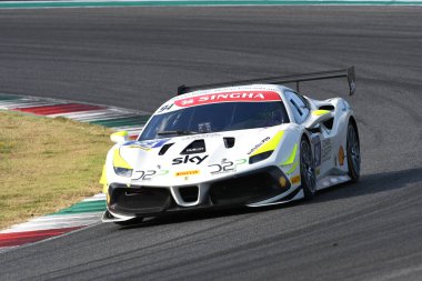 Scarperia, Mugello - 28 Ağustos 2020: John Wartique Ferrari 488 Challenge Evo ile İtalya 'daki Ferrari Yarış Günleri sırasında Mugello Pisti' nde antrenman yapıyor..