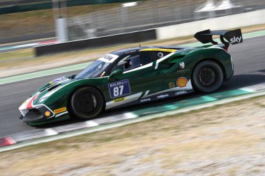 Scarperia, Mugello - 28 Ağustos 2020: Olivier Grotz, İtalya 'daki Ferrari Yarış Günleri sırasında Mugello Pisti' nde Ferrari 488 Challenge Evo ile antrenman yapıyor.
