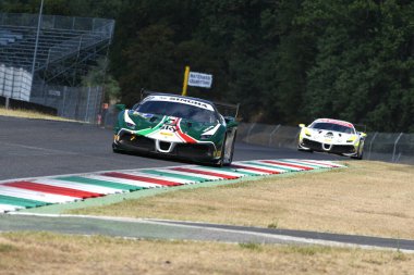 Scarperia, Mugello - 28 Ağustos 2020: Olivier Grotz, İtalya 'daki Ferrari Yarış Günleri sırasında Mugello Pisti' nde Ferrari 488 Challenge Evo ile antrenman yapıyor.
