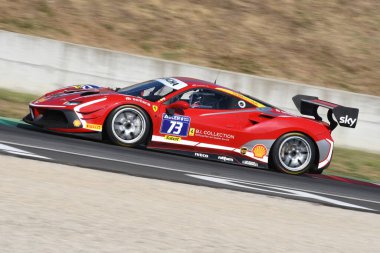 Scarperia, Mugello - 28 Ağustos 2020: Roma Ziemian Ferrari 488 Challenge Evo ile İtalya 'daki Ferrari Yarış Günleri sırasında Mugello Pisti' nde antrenman yapıyor.
